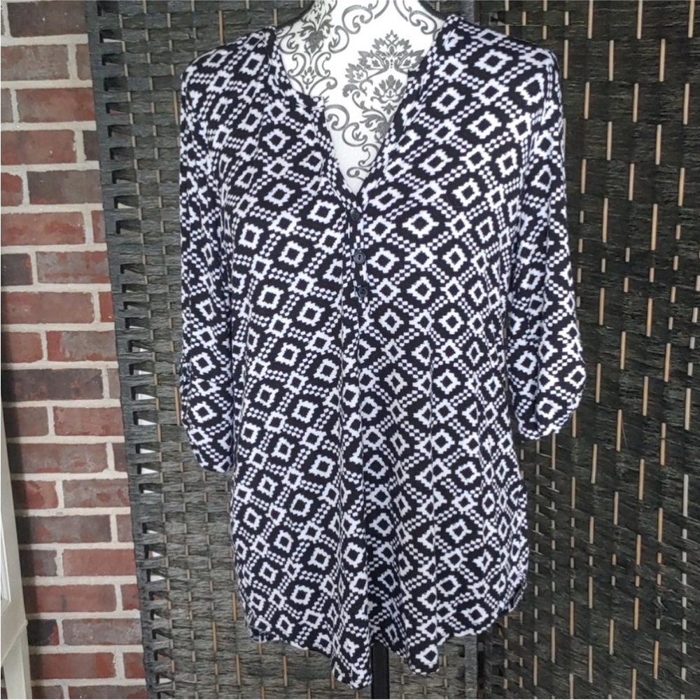 Black and white geometric print top